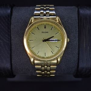 Vtg Pulsar Watch Men Gold Tone Round Dial Stretch Band Day Date V733-X061